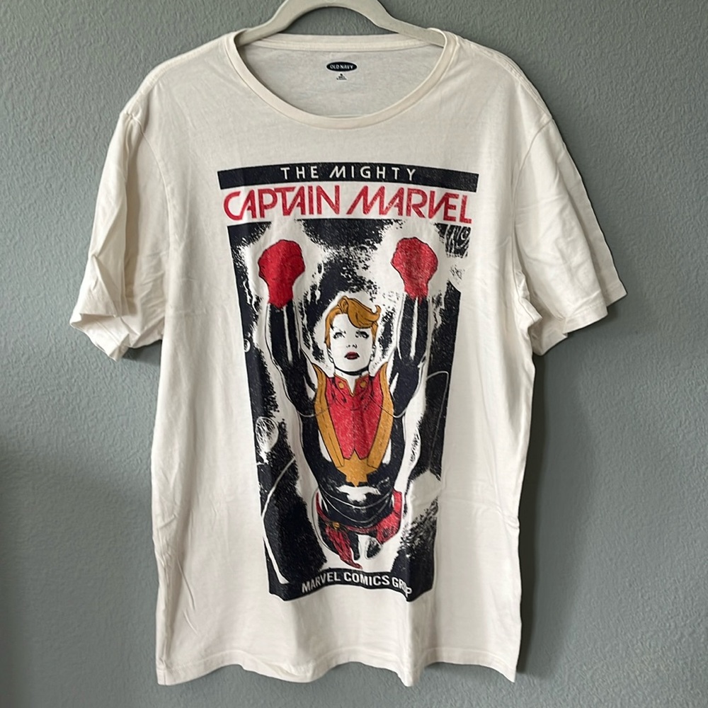 Marvel Old Navy Captain Marvel graphic T-shirt, women’s size XL, EUC